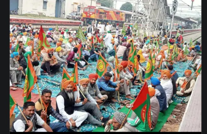 किसानों ने रेलवे ट्रैक पर दिया धरना, यात्रियों को उठानी पड़ी परेशानी